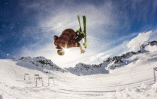 华体会下载-半场激战未分胜负，奥格斯堡与汉堡互交白卷，攻防拉锯悬念留待下半场